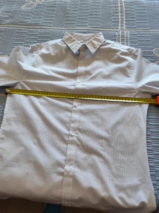 Camisa de vestir gris y blanca