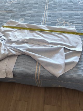 Camisa de vestir gris y blanca