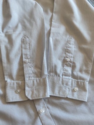 Camisa de vestir gris y blanca