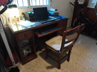 Escritorio madera  con Tapa de  cristal