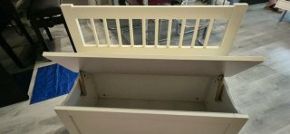Banco de almacenaje blanco y beige