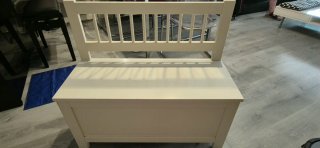 Banco de almacenaje blanco y beige
