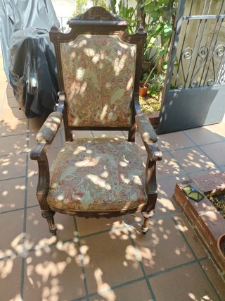 Sillón de madera con tapicería floral
