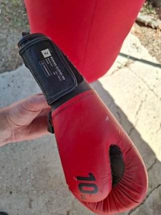 Saco de boxeo rojo y guantes