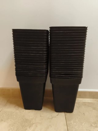Set di vasi quadrati neri