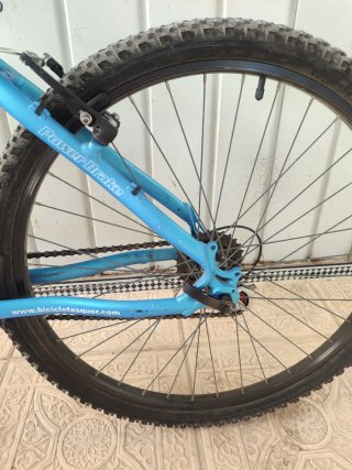 Bicicleta de montaña azul