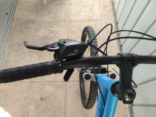 Bicicleta de montaña azul