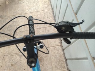 Bicicleta de montaña azul