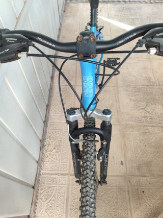 Bicicleta de montaña azul