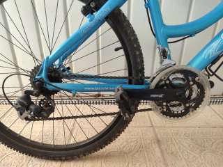 Bicicleta de montaña azul