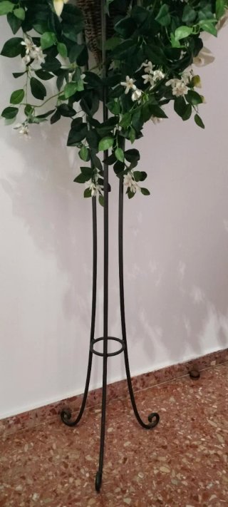 Jarrón macetero de mimbre y metal con flores