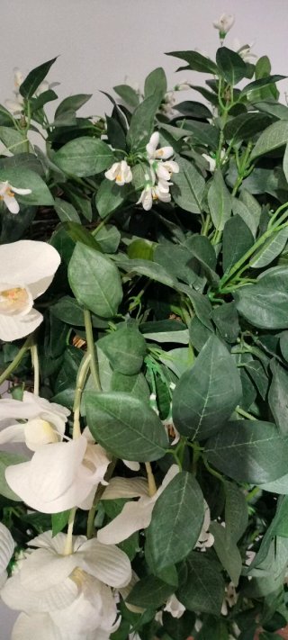 Jarrón macetero de mimbre y metal con flores