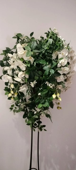 Jarrón macetero de mimbre y metal con flores