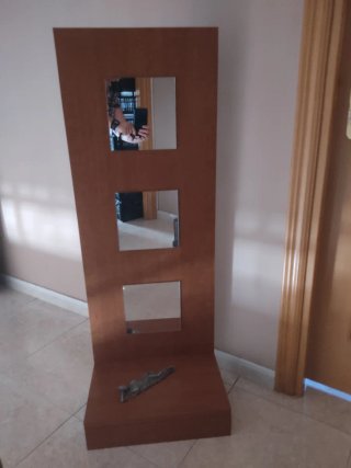 Recibidor moderno con espejos y cajón
