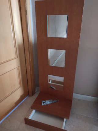 Recibidor moderno con espejos y cajón