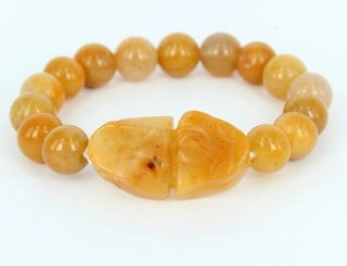 Pulsera jade caramelo con amuleto