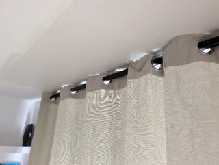 Cortinas de salón semiopacas con ojales.