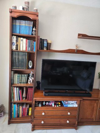 Mueble de salón con librería y vitrina