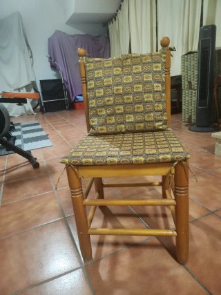 Silla antigua de madera y tela