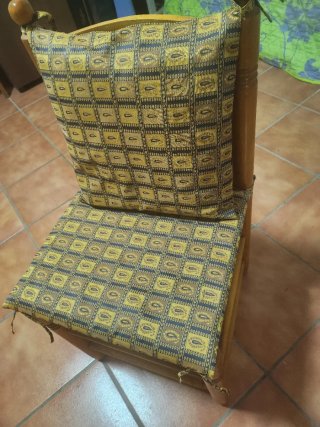 Silla antigua de madera y tela