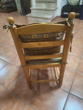 Silla antigua de madera y tela