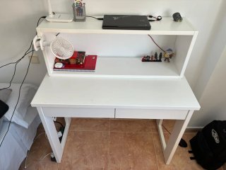 Escritorio blanco con balda
