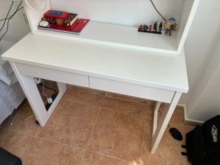 Escritorio blanco con balda