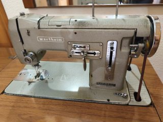 Máquina antigua de coser Wertheim con mueble