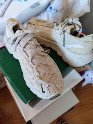 Zapatillas Nike Beige y Blancas