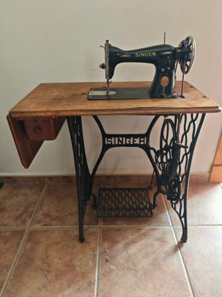Máquina de coser Singer antigua con mueble y pedal