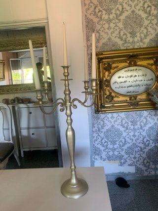 Candelabro dorado de metal