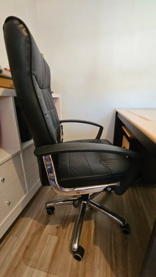 Escritorio con cajonera beige y negro