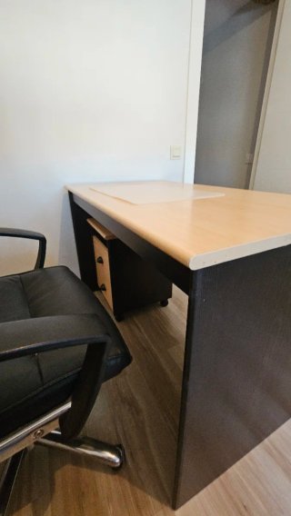 Escritorio con cajonera beige y negro