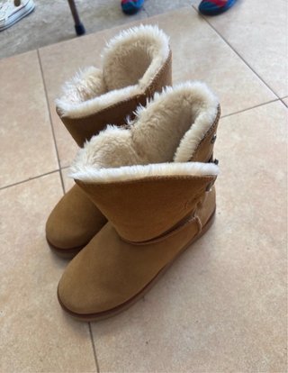 Botas calentitas beige y marrón