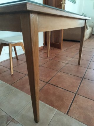 Mesa de madera y cristal
