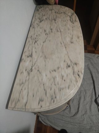 Cómoda lacada en blanco con tapa de mármol