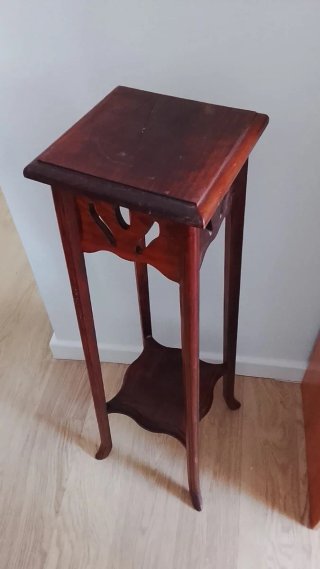 Mesa auxiliar alta de madera 10€
