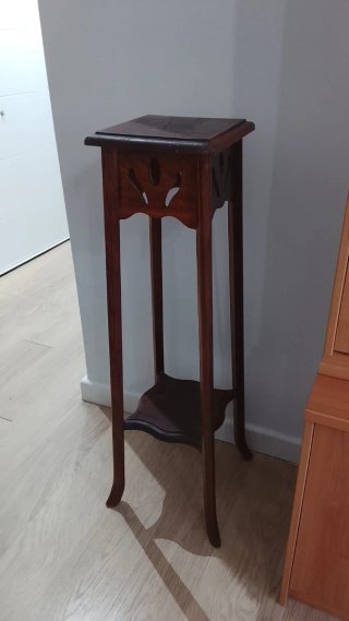 Mesa auxiliar alta de madera 10€