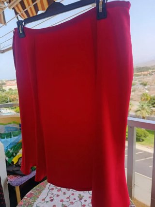Conjunto Blusa  negra con topos rojos yFalda roja