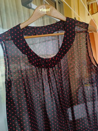 Conjunto Blusa  negra con topos rojos yFalda roja