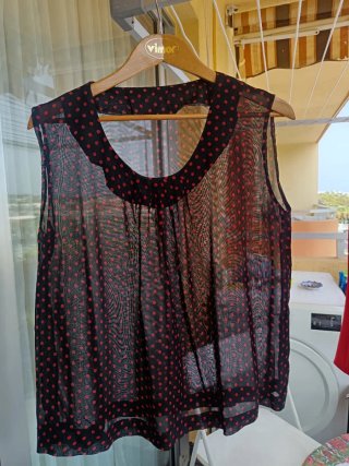 Conjunto Blusa  negra con topos rojos yFalda roja