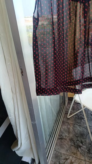 Conjunto Blusa  negra con topos rojos yFalda roja