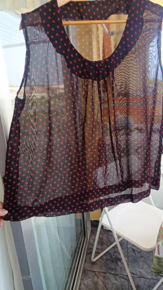 Conjunto Blusa  negra con topos rojos yFalda roja