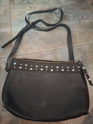 Bolso negro con tachuelas