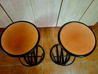 2 BANCOS ALTOS COLOR NARANJA