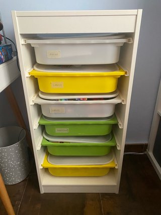 Mueble organizador con cajones de colores