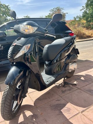 Moto Honda SH Negra