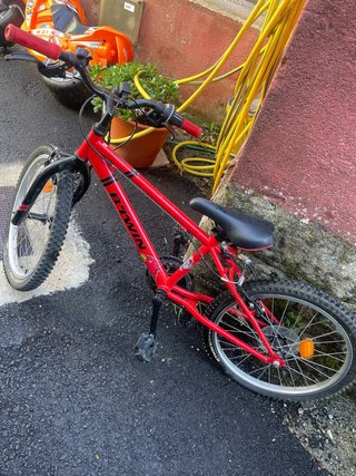 bicicleta B'TWIN roja