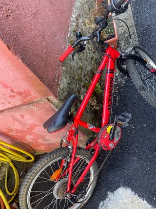 bicicleta B'TWIN roja