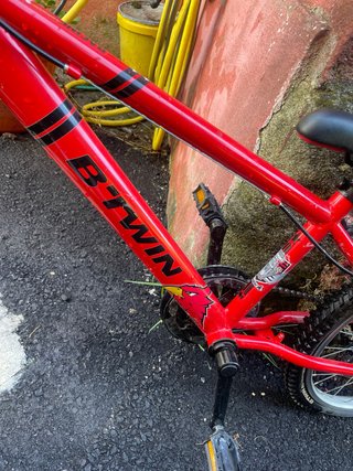 bicicleta B'TWIN roja